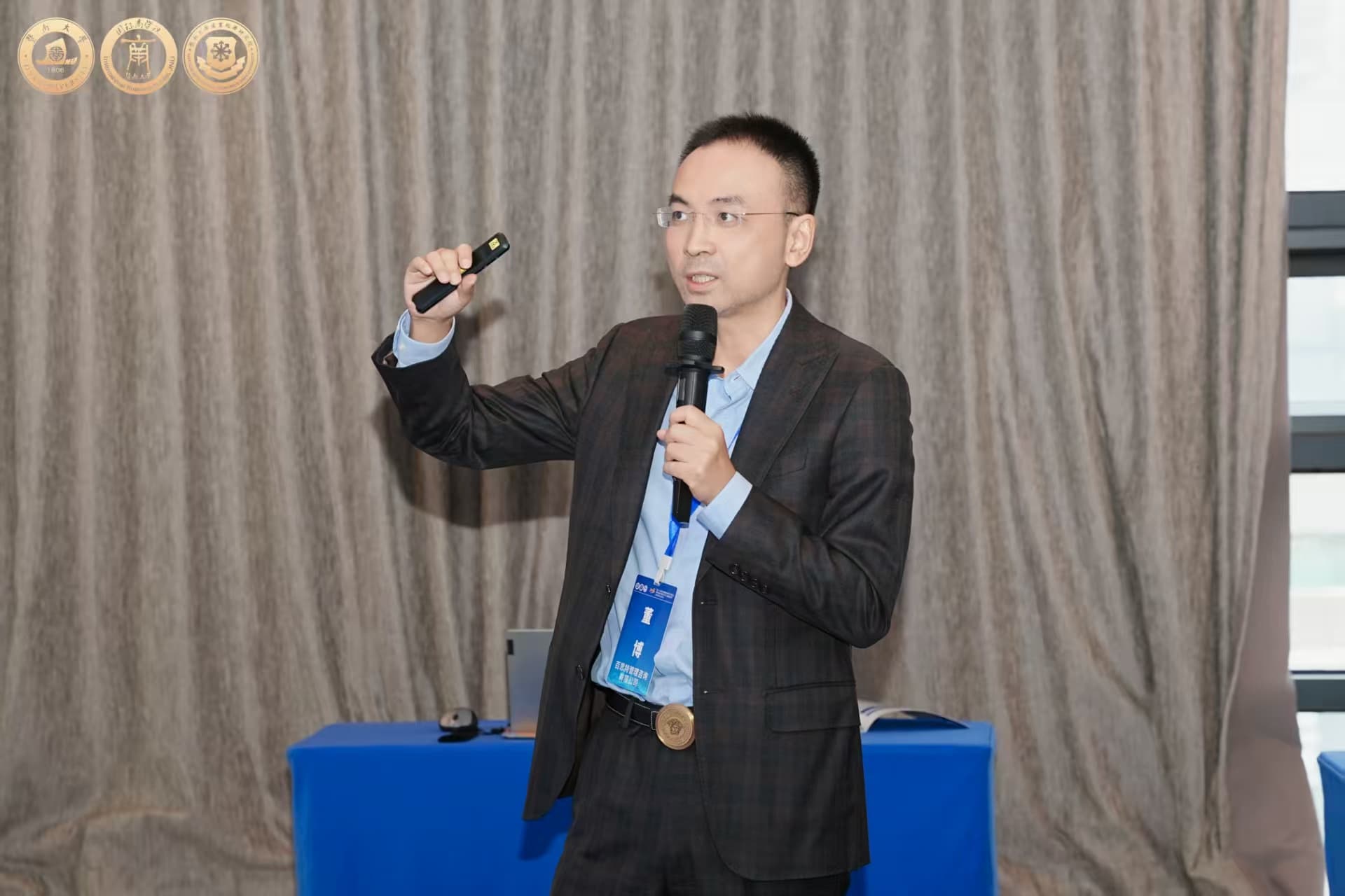 2026成中国企业AI战略转折年! 百思特董博解码人工智能时代的战略变革与逻辑进化